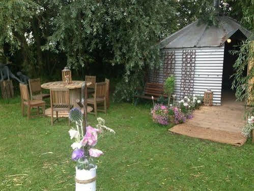 Skipbridge Farm Shepherds Huts Campground Green Hammerton Eksteriør billede